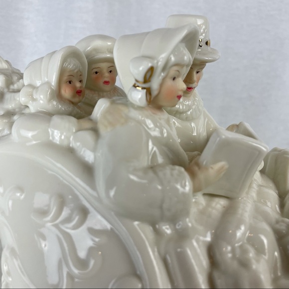 Vintage music box sculpted in a sleigh with caroling family - Picture 14 of 16